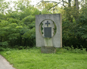Na zdjęciu widnieje głaz i tablica pamiątkowa w Gozdowicach.                                                                                                                                            