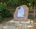 Zdjęcie przedstawia pomnik upamiętniający ofiary filii hitlerowskiego obozu koncentracyjnego Stutthof.                                                                                                  