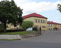 Zdjęcie przedstawia kompleks budynków Szkoły Podstawowej w Brzeżnie.                                                                                                                                    