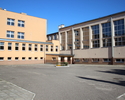 Na zdjęciu widać plac główny szkoły oraz wejście do niej.                                                                                                                                               
