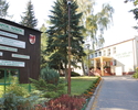 Na zdjęciu widać podjazd pod budynek główny szkoły wraz z tablicą informacyjną.                                                                                                                         