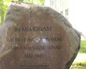 Na zdjęciu widać głaz z napisem pamiątkowym, głaz znajduje się od strony parku za ogrodzeniem szkoły.                                                                                                   