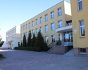 Na zdjęciu widać budynek główny szkoły.                                                                                                                                                                 