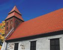 Zdjęcie przedstawia wieżę kościoła filialnego pw. Matki Bożej Królowej Polski.                                                                                                                          