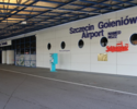 Na zdjęciu widać wejście do głównego budynku lotniska. widać duzy napis Szczecin Airport Goleniów                                                                                                       