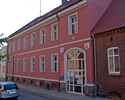 Zdjęcie przedstawia budynek Ratusza, w którym mieści sie Posterunek Policji                                                                                                                             