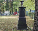 Na zdjęciu widać pomnik z wysokim cokołem.                                                                                                                                                              
