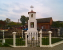 Zdjęcie przedstawia przydrożną kapliczkę w Masłowicach.                                                                                                                                                 