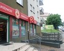 Zdjęcie przedstawia sklep Małpka Express od strony wejścia, który znajduję się na ulicy 5 lipca w Szczecinie.                                                                                           