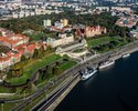 Widok z lotu ptaka na budynek Akademii Morskiej, Muzeum Narodowego oraz Urzędu Wojewódzkiego, na pierwszym planie statki zacumowane przy brzegu rzeki                                                   