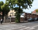 Zdjęcie przedstawia budynek dawnej zajezdni od strony ulicy Piotra Skargi.                                                                                                                              