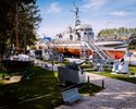 Widok na skansen morski, widoczna ekspozycja z okrętem wojennym oraz historyczny jacht                                                                                                                  