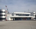 Na zdjęciu widać budynek lotniska od strony pasa startowego.                                                                                                                                            