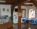 Zdjęcie przedstawia wnętrze Centrum Informacji Turystycznej w miejscowości Drawno.                                                                                                                      