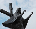 Zdjęcie przedstawia figurę Matki Boskiej Królowej Narodów w miejscowości Domacyno.                                                                                                                      