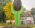 Zdjęcie przedstawia Pomnik Ziemniaka w Biesiekierzu, widziany od frontu.                                                                                                                                