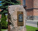 Zdjęcie przedstawia tablicę pamiątkową w miejscowości Drawsko Pomorskie.                                                                                                                                