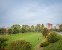Zdjęcie przedstawia widok na tereny zielone, należące do Kompleksu Sportowo-Rekreacyjnego Gwardia w Koszalinie.                                                                                         