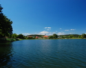 Zdjęcie przedstawia miejscowość Kalisz Pomorski oraz fragment jeziora.                                                                                                                                  