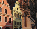 Zdjęcie przedstawia kamienicę nr 3 i 4 przy Rynku Staromiejskim w Stargardzie Szczecińskim, w tle Kolegiata Mariacka.                                                                                   