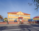 Zdjęcie przedstawia budynek, w którym mieści się Biblioteka Publiczna Miasta i Gminy w Polanowie.                                                                                                       