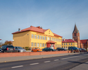 Zdjęcie przedstawia budynek, w którym mieści się Biblioteka Publiczna Miasta i Gminy w Polanowie.                                                                                                       