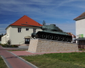 Zdjęcie przedstawia czołg - pomnik, stojący przed Izbą Muzealną w Bornem Sulinowie.                                                                                                                     