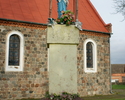 Widok przedstawia pomnik poświęcony mieszkańcom Piaseczna, którzy zginęli w I wojnie światowej"                                                                                                         
