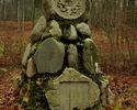 Zdjęcie przedstawia Obelisk upamiętniający leśników poległych w I wojnie światowej                                                                                                                      
