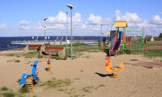 Plac zabaw przy boisku do siatkówki plażowej