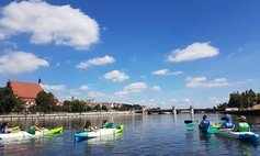 Mobilny punkt wypożyczania kajaków Wiking w Szczecinie na rzece Odrze (Szczecińska Wenecja)