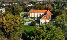 Palaces and manor houses